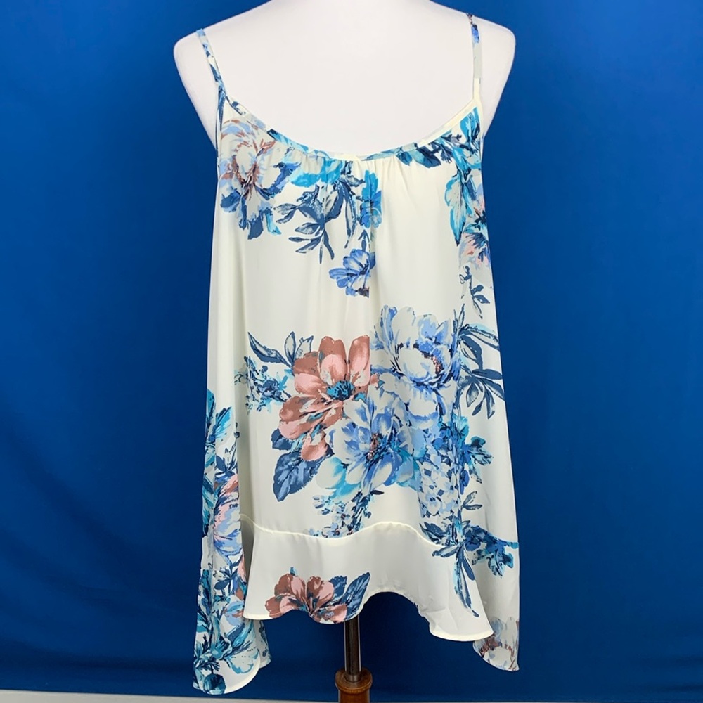 Floral top w high low hem on sides